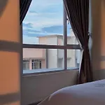 Walking Distance To Mount Austin 3 Rooms 6 Pax