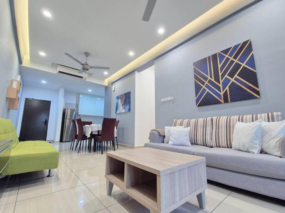 Walking Distance To Mount Austin 3 6 Pax Apartment