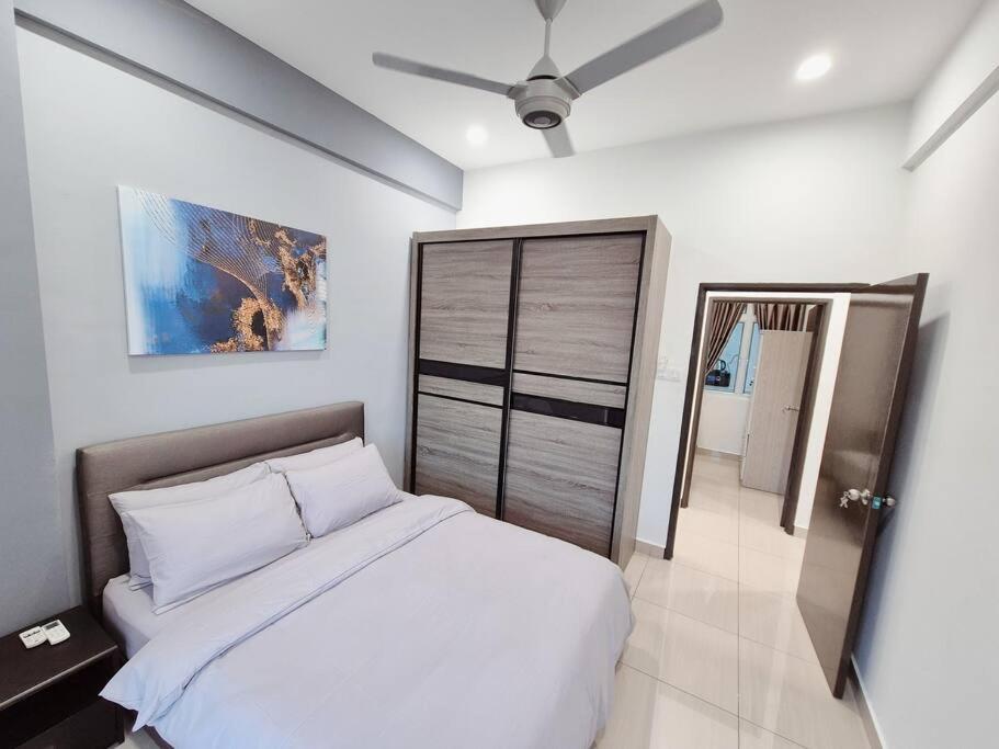 Walking Distance To Mount Austin 3 6 Pax Apartment