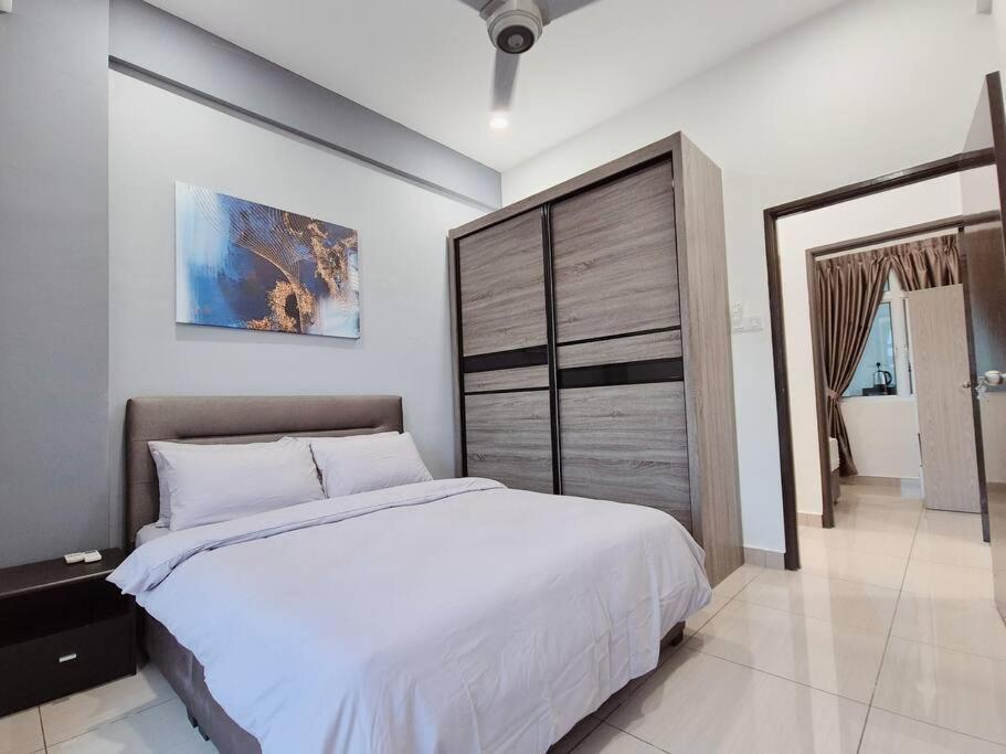 Apartment Walking Distance To Mount Austin 3 6 Pax