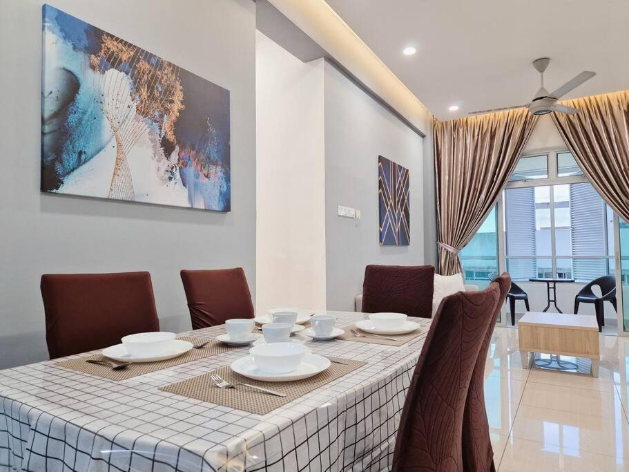 Walking Distance To Mount Austin 3 6 Pax Apartment